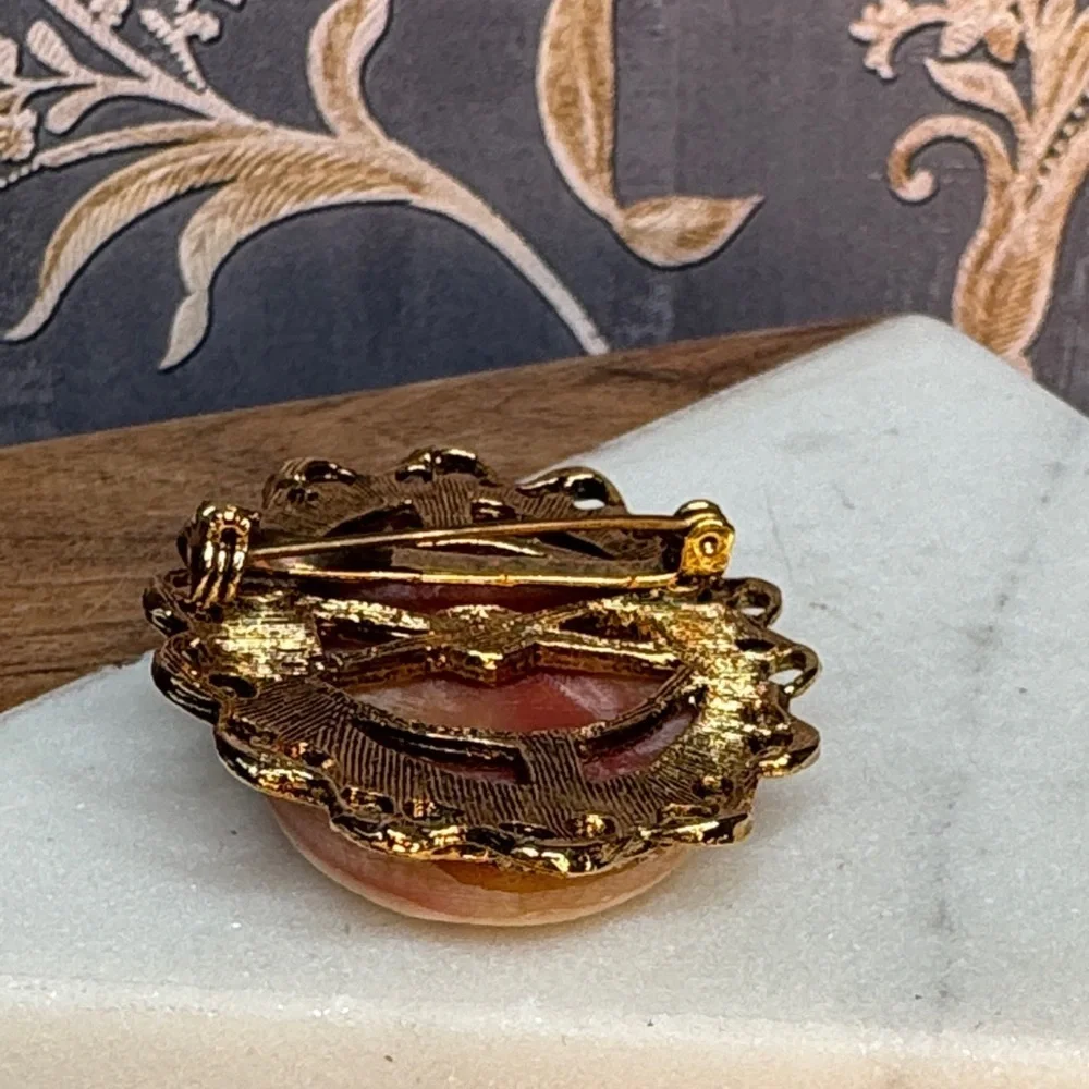 Vintage Cameo Type Costume Pin Brooch in Goldtone Frame Setting Lot B38